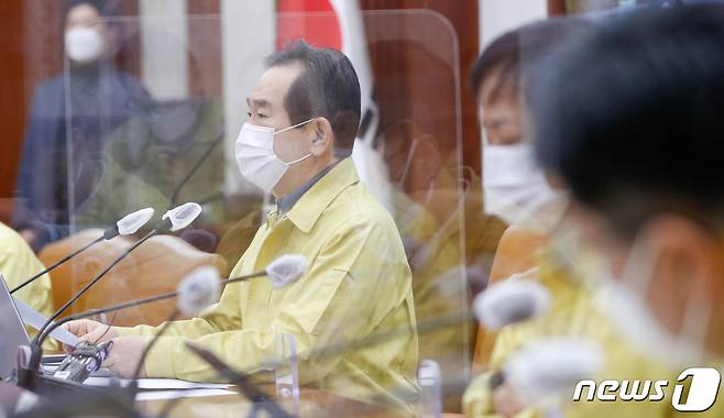 정세균 국무총리가 25일 오전 서울 종로구 정부서울청사에서 열린 코로나19 대응 중앙재난안전대책본부 회의에서 모두발언을 하고 있다. 2020.12.25/뉴스1 © News1 안은나 기자