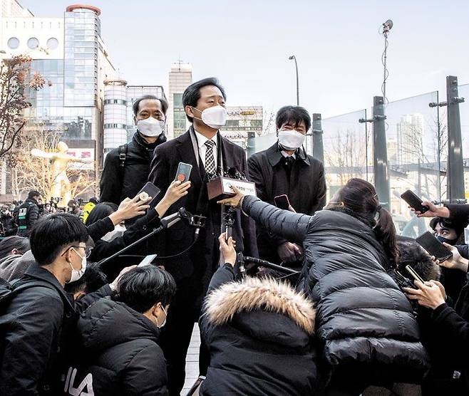 윤석열 검찰총장 측 법률대리인 이석웅(가운데)·이완규(왼쪽) 변호사가 24일 윤 총장에 대한 징계 집행정지 재판 2차 심문을 앞두고 서울 서초구 서울행정법원 앞에서 취재진의 질문을 받고 있다. /이태경 기자