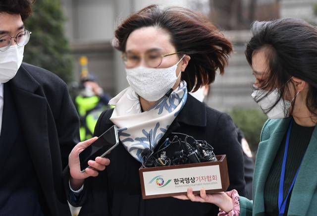 자녀 입시비리와 사모펀드 투자 의혹 등 혐의로 재판에 넘겨진 정경심 동양대 교수가 23일 서울 서초구 서울중앙지법에서 열리는 1심 선고 공판에 출석하고 있다. 배우한 기자