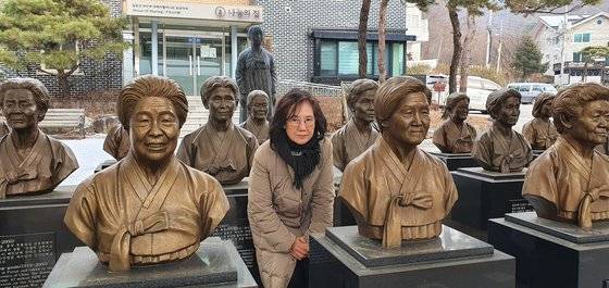 경기도 광주 나눔의집에 세워진 위안부 피해자 할머니들 흉상 앞에 선 박유하 세종대 교수. 장세정 기자