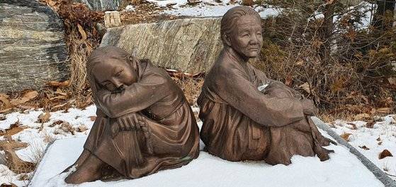 경기도 광주 나눔의집 위안부 피해자 납골당 자리에 세워진 상징 조형물 '단절된 시간'. 윤미향과 박유하는 2005년 이후 15년간 심층 대화와 토론 기회를 갖지 못했다. 두 사람 모두 법정에 선 상태다. 장세정 기자