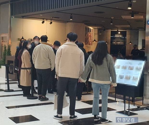 정부의 연말연시 특별 방역대책의 일환인 '식당 5인 이상 금지' 조치가 시행된 24일 서울 영등포구 여의도역 인근 한 음식점에 대기자들이 줄을 서 있다. 사진=김수현 한경닷컴 기자