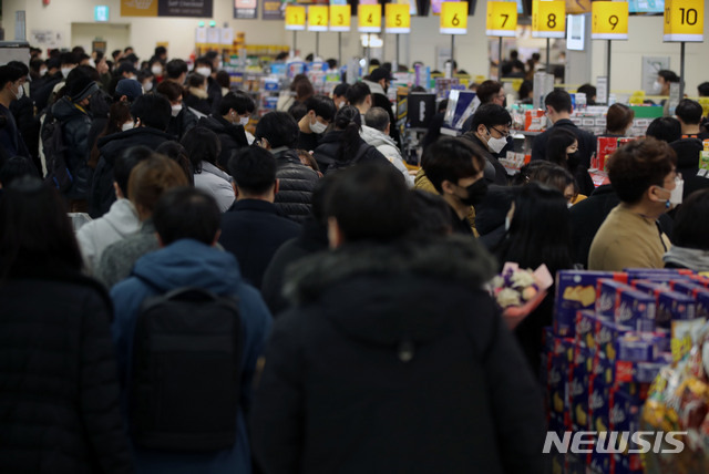 [서울=뉴시스] 박미소 기자 = 지난 24일 오후 서울 시내의 한 마트에서 시민들이 계산을 하기 위해 줄을 서 있다. 2020.12.24. misocamera@newsis.com