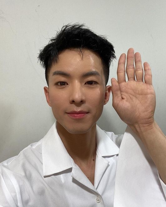 Singer Taejoo Na has certified the cattle beans.On the afternoon of the 25th, Taejoo Na posted two self-titled selfies on his personal SNS, saying, Everyone is Merry Christmas Happy # Christmas # Merry Christmas.In the photo, Taejoo Na is wearing a white shirt and holding a hand up. Taejoo Na greeted fans while boasting a Palm face.In addition, Taejoo Na responded to the fans comment, Is this your brother ~ is it? And continued to communicate with the public.On the other hand, Taejoo Na is currently appearing on KBS 2TV Trot National Sports Festival.Taejoo Na SNS