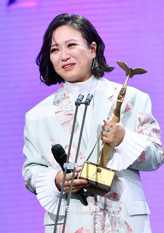 The 2020 KBS Entertainment Grand Prize Awards were held at KBS in Yeouido-dong, Yeongdeungpo-gu, Seoul on the afternoon of the 24th.Kim Sook, a broadcaster who has won the Grand Prize, is shedding tears of joy and telling the awards.Photo: KBS Provision