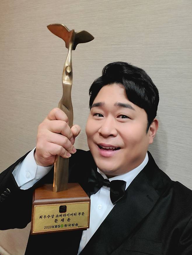 Comedian Mun Se-yun won the Best Awards at the KBS Entertainment Awards and achieved the first awards since debut.Mun Se-yun won the Best Awards in the show variety category at the 2020 KBS Entertainment Grand Prize broadcast live on the afternoon of the 24th.Mun Se-yun, who debuted in 2001, won his first trophy in 20 years in the entertainment category.Mun Se-yun said through his agency FNC Entertainment, I am Honor and still surprised that I received such a big award in a year after Season 4 for 1 Night 2 Days was broadcast.I am very grateful to the members of 1 night and 2 days who are proud to be the best breath already, but I am very grateful for it. I will laugh harder in the future, rewarding those who have helped me to broadcast as a comedian so far.Finally, I am deeply grateful to the viewers and fans who always love me with good eyes. In 2020, Mun Se-yun has been recognized as a popular entertainer, showing a strong presence in various entertainment programs.In particular, in KBS2 1 night and 2 days, which gave Honor of the first entertainment awards, Mun Se-yun led the teams center with a pivotal role covering six members.Mun Se-yun is a centerpiece of raising the fun of 1 night and 2 days, such as forming a confrontation with the production team and leading the negotiations, while the one night and two days, which is called pure taste and has been permeated by viewers for the past year, is.In addition, Mun Se-yun met viewers with various programs this year.TVN comedy big league through public comedy and tvN amazing Saturday in the indispensable licorice role is responsible for the axis of fun.Recently, I took charge of daily MC and made a perfect conversation.Mun Se-yun also appeared in Dance Fat, which expanded the world view of comedy TV Delicious Guys, and showed a world of dances ranging from trots, cheerleaders, girl groups, and sports dances.Mun Se-yun, who has achieved the first awards in 20 years with such steadyness and effort, hopes for what will continue in the future.Mun Se-yun has been regarded as a representative entertainer of pure taste that does not make the surroundings uncomfortable while showing the sense of laughing at the right place.Mun Se-yun, who has been naturally permeated around and has been reborn as an entertainer with a unique presence, is attracting attention.