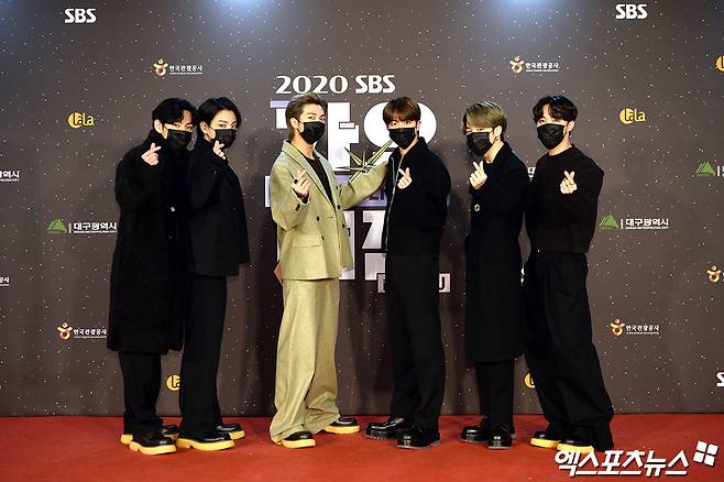 BTS, who attended the SBS Gayo Daejeon in Deagu red carpet event, which was held in the afternoon of the 25th in Deagu with independentness and non-face-to-face, has photo time.