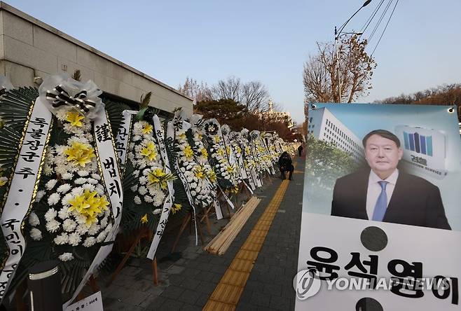 긴장 감도는 검찰 (서울=연합뉴스) 신준희 기자 = 윤석열 검찰총장에 내려진 정직 처분 집행정지 신청 관련 행정법원의 2차 심문 기일인 24일 서초동 대검찰청 앞 윤 총장 응원 배너가 눈에 띈다. 2020.12.24 hama@yna.co.kr