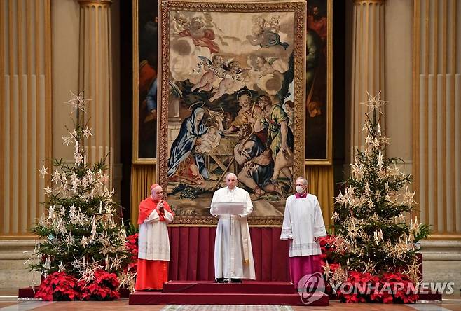 25일(현지시간) 바티칸 성베드로대성당에서 성탄 메시지를 발표하는 프란치스코 교황. [AFP=연합뉴스]