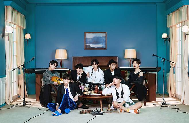 방탄소년단의 성공은 철학적, 미적 우위를 확신하던 서구의 백인 미디어 엘리트 집단이 화장한 가수들, 수동적 가수들이라고 케이팝을 폄하하던 태도를 더는 유지하기 힘들게 만들어버렸다. 타이틀곡 ‘라이프 고즈 온’이 수록된 앨범 <비>(BE) 콘셉트 이미지. 코로나19 시대의 진솔한 감정과 위로가 돋보이는 앨범이라는 평을 받았다. 빅히트엔터테인먼트 제공