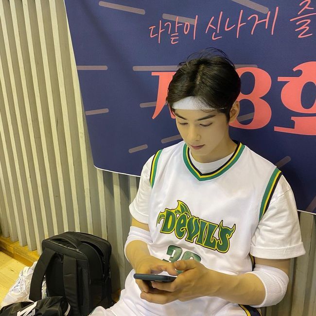 Cha Eun-woo of group Astro transformed into a basket department handsome boy.Cha Eun-woo posted several photos on his Instagram on the 26th with the article Protective.In the public photos, Cha Eun-woo, who is wearing a basketball suit, is preparing to shoot. Cha Eun-woo showed off his handsome face by digesting his basketball suit.On the other hand, Cha Eun-woo is receiving great love from viewers by playing the role of Lee Soo-ho, a cold-hearted man with selfish genes in the TVN drama Goddess Gangrim.Cha Eun-woo Instagram