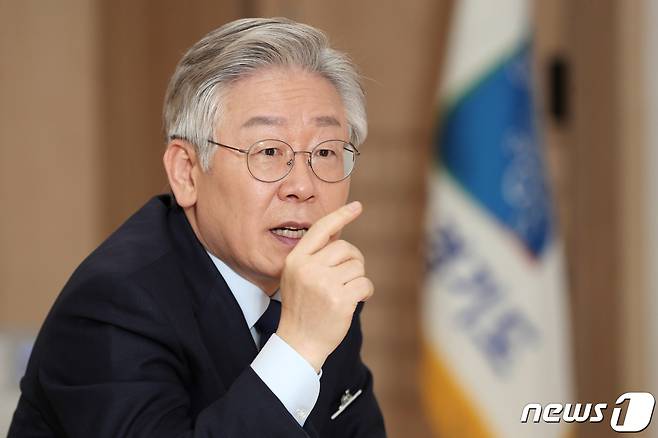 이재명 경기도지사가 21일 오후 경기도 수원시 팔달구 경기도청에서 뉴스1과 인터뷰를 하고 있다. 2020.12.21/뉴스1 © News1 조태형 기자
