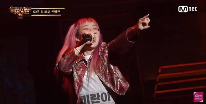 스타일리시한 파에톤 레더 재킷을 입은 미란이.