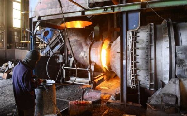 300인 미만 사업장의 주 52시간 계도기간 종료가 한 주 앞으로 다가오자 퇴직금 중간정산을 요구하는 중소기업 근로자들이 증가하고 있다. 주 52시간제 본격 시행으로 근로시간이 단축되면서 평균임금을 기준을 산정하는 퇴직금도 감소하기 때문이다. 인천의 한 주물공장에서 근로자가 쇳물을 받아내고 있다.  한경DB