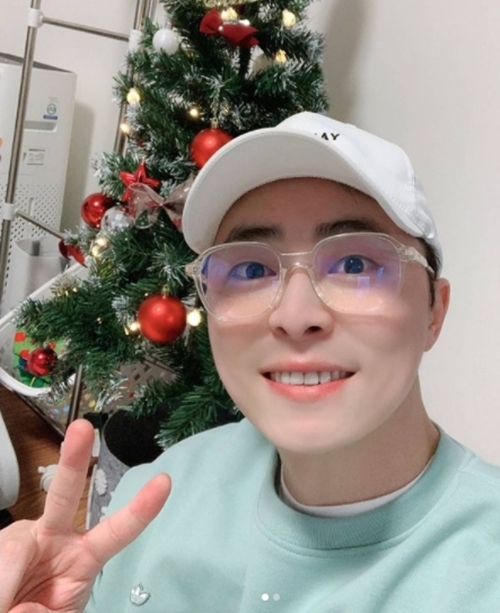 Singer Jo Jung-suk thanked fans for their birthday.Jam Entertainment introduced Jo Jung-suks letter on the 27th in Instagram with the article The letter of the heart of Jung Seok Actor arrived to the fans who sent a lot of congratulations and full love.Jo Jung-suk said, What is this, gentlemen? A lot of celebrations and gifts. Thank you so much for all the overseas fans! I want to thank the fans.Thank you so much, and I am so mad to thank you. Everyone is doing well, arent they? Im a great father, you know, and Im doing well!A lot of people have had a hard time with COVID-19. Just a little harder. Dont hurt. I miss you a lot.I want to go beyond the performance ... This reality is not the same as before, but when everything comes back to normal, lets meet with our healthy figure. Jo Jung-suk showed off his handsome beauty even when he used glasses; he celebrated his 40th birthday on the 26th.Jo Jung-suk, Spider and his wife held their first daughter in their arms last August.Jo Jung-suk specialises in lettersTo your beloved fans.What the hell is going on, people?I am so grateful to all the fans! I want to thank you! Thank you so much. Thank you so much. Thank you so much. Thank you so much. Thank you so much.Ive become a great father and Im doing well, as you know!A lot of people have had a hard time with COVID-19, but just a little more. Dont get sick.I miss you a lot, but when everything comes back to normal, lets meet in a healthy way.Thank you so much for the celebration and the gifts again!I hope COVID-19 will end soon. Even if you stay away from your body, you can have a warm and healthy year-end and New Year holidays.Putting up the table.
