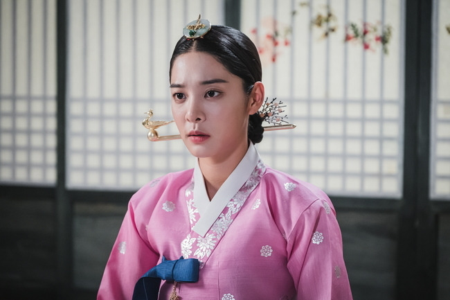 Can Queen Cheorin Shin Hye-sun go back to the modern day?TVNs Saturday drama Queen Cheorin (directed by Yoon Sung-sik, playwright Park Gye-ok and Choi A-il, produced by STUDIO PLEX, Craveworks) unveiled a blue-and-white day of the heavy war Kim So-yong (Shin Hye-sun) on December 27.Unlike his plan, his appearance, which is twisted in a twisted situation, stimulates curiosity.In the last broadcast, Kim So-yong struggled to fix his accident (?).The surprise confession that he jumped into Lake himself touched the planting of the Great King (Bae Jong-ok), and Kim So-yong tried to regain his mind, saying that he would be reborn as a perfect heavy war.Kim So-yong, who was frustrated by the dried-up well, secretly sought Lake with a cheer for the rain that just happened to fall. Kim So-yong, who ambitiously jumped into the water, saying, I will go back to modern times.However, the appearance of Cheoljong (Kim Jung-hyun), who came to save him, raised questions about the future development.In the meantime, Kim So-yongs face, which is so desolate in the public photos, catches his eye. He dived into Lake in a futile way to return to modern times, but he still has Joseon.The second stage of his turbulent palace Earth, which is not what he wants, is even more awaited. Cheoljong and Kim Byung-in (Nine Woo) who gaze at each other silently were also captured.It is interesting to see Kim So-yongs puzzled appearance of Cheoljong, who started to care about Kim So-yong, Kim Byung-in, who has a heartfelt heart, and Kim So-yong, who looks at two men who are nervous.Kim So-yong, who shows off his coolness again in front of Cho Hwa-jin (Sol In-ah), also steals his attention.Kim So-yong, who saved Cho Hwa-jin from Danger by invoking the that world, greets Cho Hwa-jin with a pose full of bravado and will be liked by him.However, the eyes of Cho Hwa-jins day, which still does not unravel the boundaries, attract attention. Kim So-yong, who is lying on the floor as if frustrated, causes laughter.In the 6th episode, Kim So-yong and Cheoljongs Notachi romance will begin in earnest.Cheoljong, who jumped into the water to save Kim So-yong, who fell into Lake, is active in understanding him.The day of checks will be set for the change of the two subtle people, and the battle for power over Kim So-yong will also intensify.Kim So-yong, who failed to escape the soul, will focus on how he will get through Danger in front of him.Cheoljong, who saved Kim So-yong who jumped into Lake, has a big change in the structure of various relationships with this incident.We will be more dynamic from the change of the two people to the battle for power over Kim So-yong, he said. We hope Kim So-yong will be able to overcome Danger with his new and excellent strategy.9 p.m. (Photo provided = tvN)