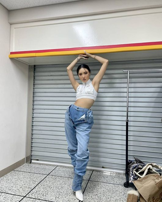 Girl group MAMAMOO member Hwasa surprised everyone with its extraordinary fashion.Hwasa posted a picture on her Instagram page on Thursday, telling her recent news.The photo shows Hwasa before preparing for the Solo stage at SBS Song Daejeon held on the 25th.Hwasas fashion is also unconventional: with both sexy and fashionable; sexy with a white top with a variety of rings, and unique with pants in pants.Lee Si-eon, who worked together in Hwasas fashion in I live alone, wrote Its hot and cold.On the other hand, Hwasa is currently appearing on MBC I live alone.