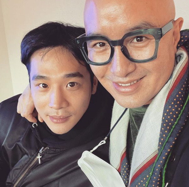 Broadcaster Hong Seok-cheon boasted a Handsome boy manager from Idol.Hong Seok-cheon wrote on his Instagram account on Friday: Lets work busy from Monday. My Manager Kwon Do-yeon. From Handsome boy. Idol.Point of Omniscient Interfere is aiming for .In the photo, Hong Seok-cheon is smiling with a friendly smile with Handsome boy manager Kwon Do-yeon.Hong Seok-cheons manager Kwon Do-yeon is said to be from Idol group Mr. Mr.On the other hand, Hong Seok-cheon is appearing on tvN Suminee side dish.