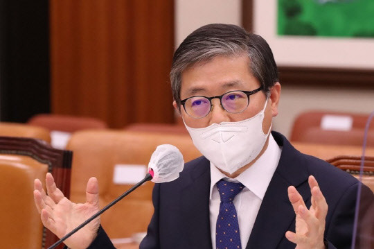 변창흠(사진) 국토부 장관 내정자가 23일 국회 국토교통위원회에서 열린 인사청문회에서 답변하고 있다. <연합뉴스>