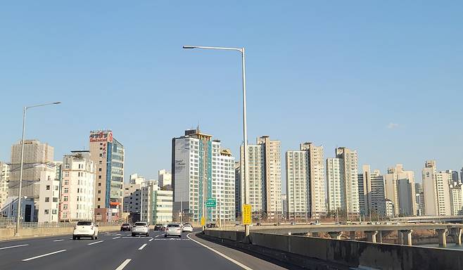 전문가들은 새해에도 아파트값이 오를 것으로 전망했다. 사진은 서울 마포구 일대 아파트 단지 모습 [헤럴드경제DB]