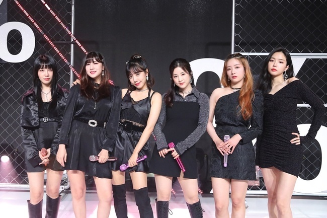The 10-year-old group Apink has finished the end of the year with an online performance.Apink met with fans on December 27 at 7 p.m. by hosting the Online performance Pink of the Year.This online performance was predicted to be the end of the year for the year-end settlement of the debut Nine-year anniversary, the 10th year of the activity, Apink, which is the year-end settlement of the group Apink, which is the year-end of the year, and it was more meaningful to summarize the past activities of Apink, ...Immediately after the performance, Apink and Apinks Nine-year anniversary fan song Nermosunsa (I Love You Every Moment) were ranked 2nd and 4th respectively in Twitter real-time trends, proving the hot topic.Apink, who made a brilliant performance of Online performance with the title song % (appropriate) of the Mini 8 album, which proved new possibilities last year, led the online performance with a variety of talk and game corners as well as a charismatic stage as a 10th year girl group.After a talk about individual activities and team activities during 2020, the Apink members laughed with a witty digestion of a group game that looked at the teamwork of the 10-year girl group, and had a special time by communicating directly with the fans through video connections with the fans who had been told in advance and sharing the message of warm one.In April, Apink also presented the stage where Apinks colorful charms stand out, including the title song Dumhdurum of the mini-9th album LOOK, which was loved by many people, including the top of the major sound one chart and achieving 8th crown of music broadcasting, as well as Overwrite, No 1, I Can Be Sully He presented his fans with a fun time with his eyes and ears.I always spent the end of the year and the beginning of the year with my fans, but it was a little bit disappointing, but it was a happy time to communicate with you, said Son Na-eun, who finished the year 2020 with fans through an online performance. Oh Ha-young said, I felt that I was communicating and communicating with my fans for a long time.Leader Park Chan-longs I hope you will share all the moments of Apink next year with Apink successfully completed the 120-minute online performance after the mini-year anniversary fan song I Love You Every Moment in the mini 9th album LOOK.