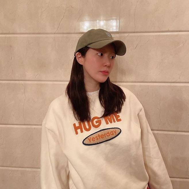 Butterfly has been telling me about the current situation.Singer Butterfly posted a picture on his Instagram on December 27 with an article entitled Im going to eat rice and go live on the radio.The photo shows Butterfly wearing a hat and a one-man T-shirt, with a beautiful visual of her mother-to-be Butterfly catching the eye.