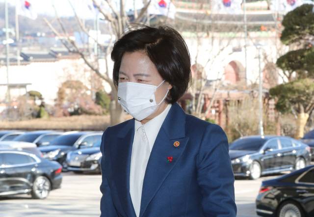 추미애 법무부 장관이 지난 15일 오전 국무회의에 참석하기 위해 정부서울청사에 도착해 국무회의장으로 이동하고 있다./연합뉴스