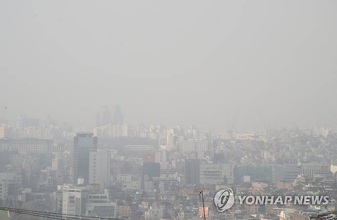 초미세 먼지 가득한 서울 (서울=연합뉴스) 류효림 기자 = 초미세먼지 농도가 '나쁨' 수준을 보인 28일 오전 서울 남산에서 바라본 시내 일대가 희뿌옇다. 2020.12.28 ryousanta@yna.co.kr