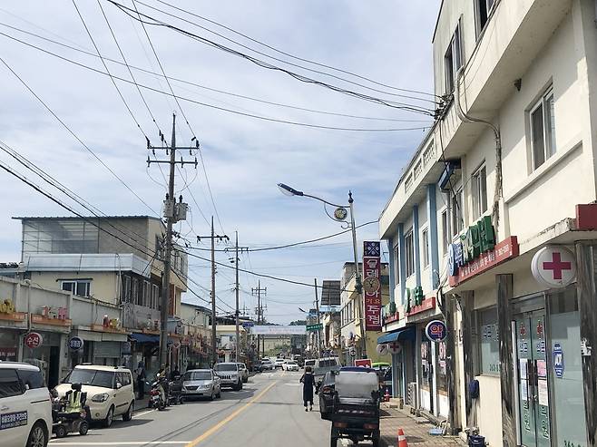 전봇대와 전선이 지상에 노출된 곡성 석곡면 도로 [전남 곡성군 제공. 재판매 및 DB 금지]