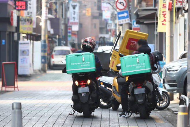 지난 28일 서울 시내에서 배달대행 종사자들이 도로를 주행하고 있다. 연합뉴스 제공