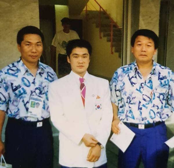 올림픽 결단식에서 이흥수 상무감독 조동범 김승미 대표팀 감독(우측)