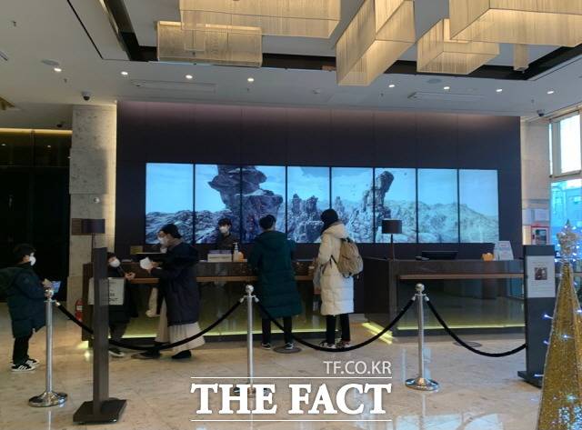 메리어트 남대문 측은 "고객 취소 유도를 위해 벌금 관련 고지를 한 것 같다"고 해명했다. 사진은 코트야드 바이 메리어트 서울 남대문 프론트 로비 모습. /한예주 기자