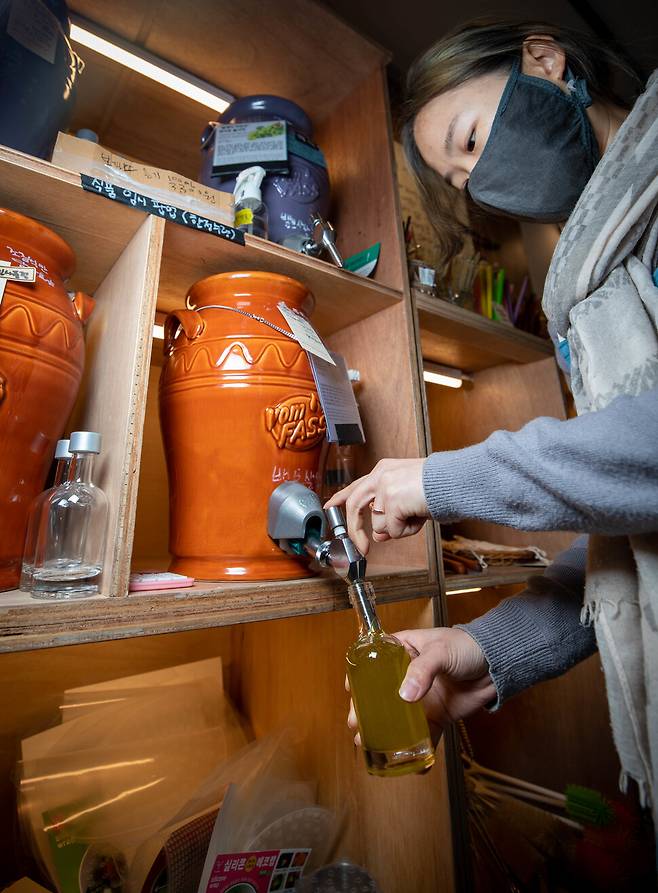 알맹상점에서 빈 병에 올리브오일을 리필하고 있다. 김진수 선임기자