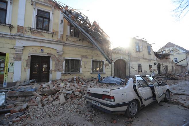 크로아티아 중부 페트리냐에서 29일(현지시간) 규모 6.4의 지진이 발생, 도심 건물들이 붕괴되고 다수의 부상자가 나온 것으로 전해졌다. 페트리냐｜로이터연합뉴스