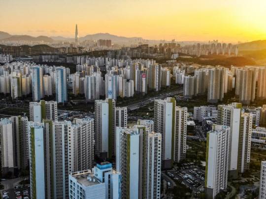 내년 부동산 시장은 수요 대비 양질의 주택공급 부족과 시중의 풍부한 유동자금 영향으로 출렁일 것으로 보이는 가운데 주택 가격 정점 인식, 부동산 세금 중과, 3기 신도시 사전청약 시행 등이 집값 향방의 변수로 작용할 전망이다. 입주 아파트가 들어찬 경기 하남 미사강변도시와 서울 강동·송파구 일대 아파트 모습.  한국토지주택공사 제공