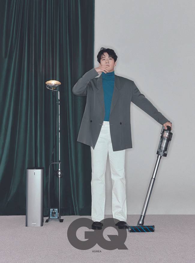 A pictorial featuring the sensual visuals of Ha Seok-jin has been released.In the picture released on the 29th, Ha Seok-jin captivated the viewers by revealing the colorful charm to the full.