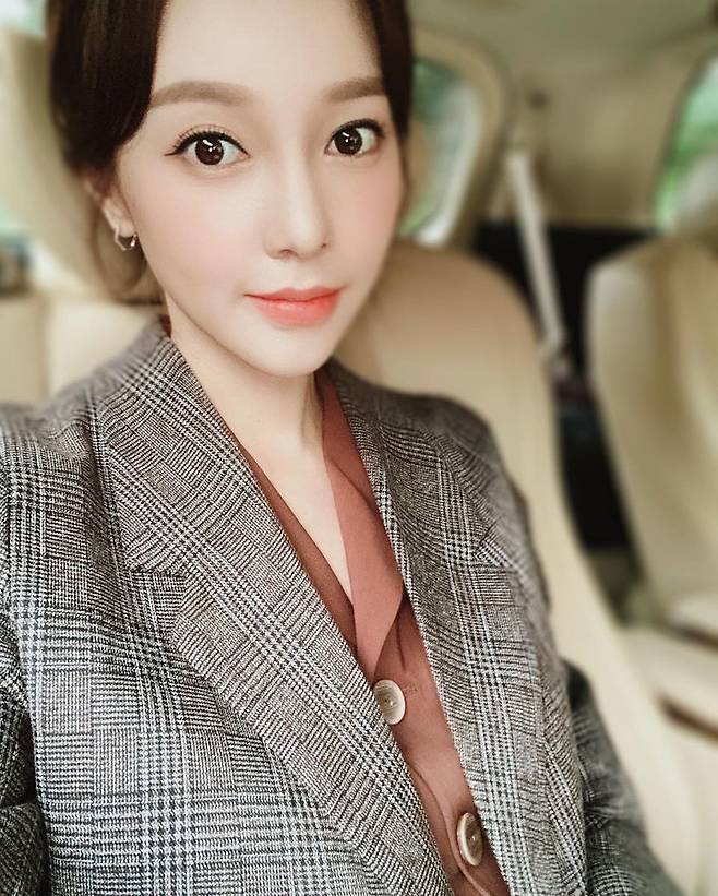 Ayumi, a member of the group Suga, said hello at the end of the year.Ayumi posted a picture on his instagram on December 29 with an article entitled This year is about to end, everyone has suffered ... I hope there will be more laughs next year.In the photo, Ayumi is dressed in a neat suit in the car and shows off her Beautiful looks with bright makeup. Still, a lovely visual like a doll catches her eye.Ayumi, meanwhile, made her debut as a group Suga in 2002. She is currently working as an actor in Japan and Korea.