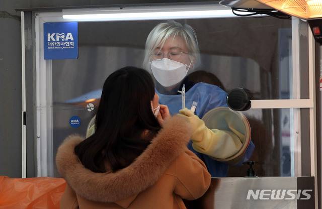 [서울=뉴시스] 박주성 기자 = 지난  28일 오전 서울광장 임시선별진료소에서 시민들이 검사를 받고 있다. 2020.12.28. park7691@newsis.com