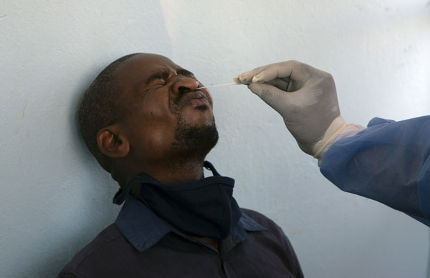 24일(현지시간) 남아프리카공화국 요하네스버그의 한 이동식 검역소에서 한 남성이 코로나19 검사를 받고 있다./사진=AP 연합뉴스