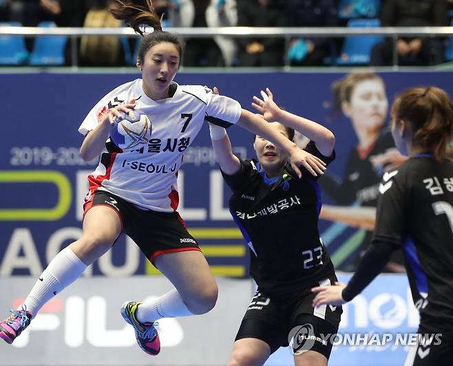 서울시청에서 경남개발공사로 옮기는 강다혜(흰색 상의). [연합뉴스 자료사진]