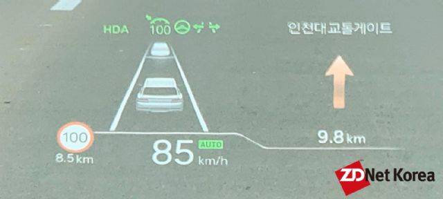 제네시스 GV80 헤드업디스플레이 화면, 자동차선변경 가능한 HDA2 실행화면 등이 담겨있다.GV70과 달리 차량의 모습을 표현한 점이 눈에 띈다. (사진=지디넷코리아)
