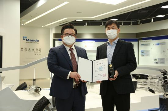 강형진 만도 ADAS BU R&D 센터장(오른쪽)과 남궁 현 만도 Global Legal 센터장이 'ICT특허경영대상' 관련 기념촬영을 하고 있다.(사진=만도)