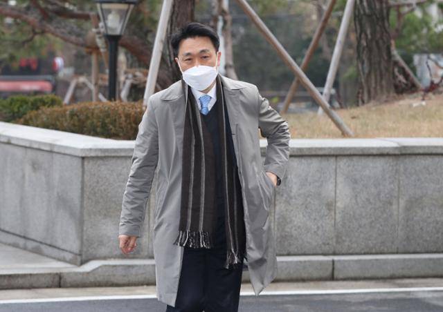 헌법재판소 선임연구관인 김진욱 초대 고위공직자범죄수사처(공수처)장 후보가 29일 서울 종로구 헌법재판소로 출근하고 있다. 뉴스1