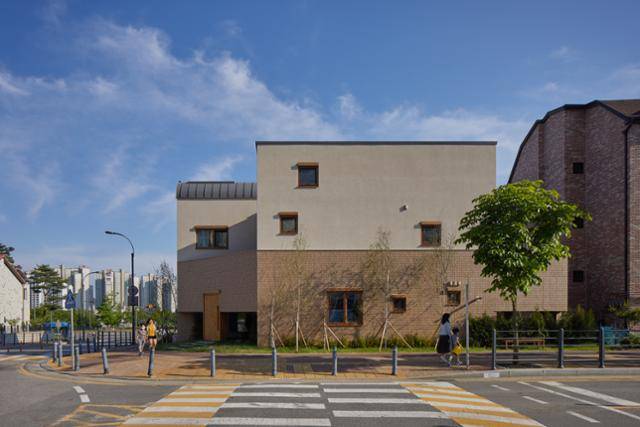 정면에서 보이는 집의 창문에는 눈썹처럼 창문 지지대(임방)가 겉으로 드러나 재미를 더했다. 노경 건축사진작가