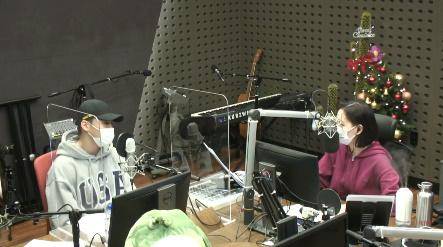 양다일(왼쪽)이 KBS 쿨FM '강한나의 볼륨을 높여요'에서 게스트로 활약했다. 보이는 라디오 캡처