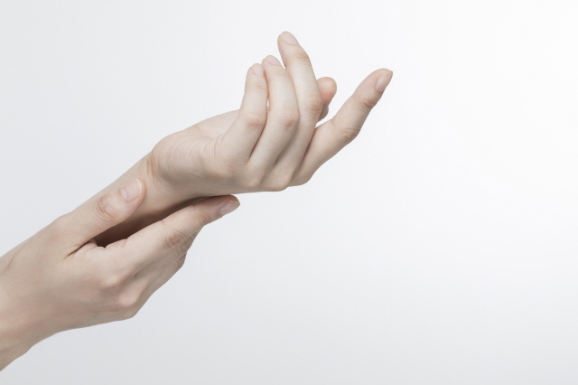 손이 저린 증상은 혈액순환 문제뿐만이 아니라 손목터널증후군, 목디스크 등 다양한 질환이 원인일 수 있다./사진=클립아트코리아