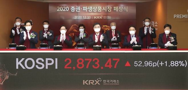 30일 오후 한국거래소 부산 본사에서 열린 2020년 증권·파생상품시장 폐장식에서 주요 내빈이 폐장을 알리는 버저를 누르고 기념 촬영을 하고 있다. [사진=한국거래소]