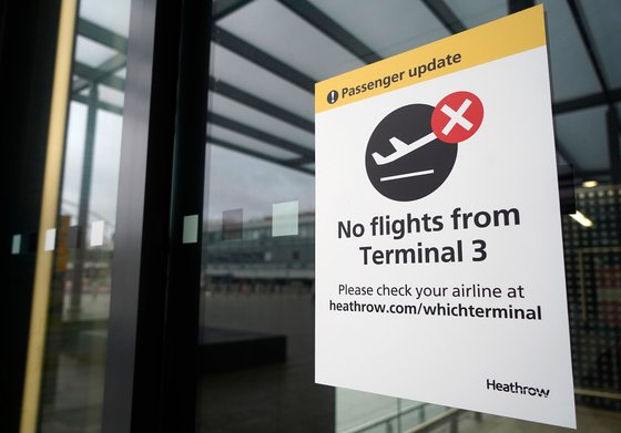 21일 영국 런던 히드로 공항에서 터미널 3의 폐쇄를 알리는 알림판이 부착되어 있다. 영국발 변이 바이러스의 여파에 세계 50개국이 영국발 입국을 제한했다. [AFP=연합뉴스]