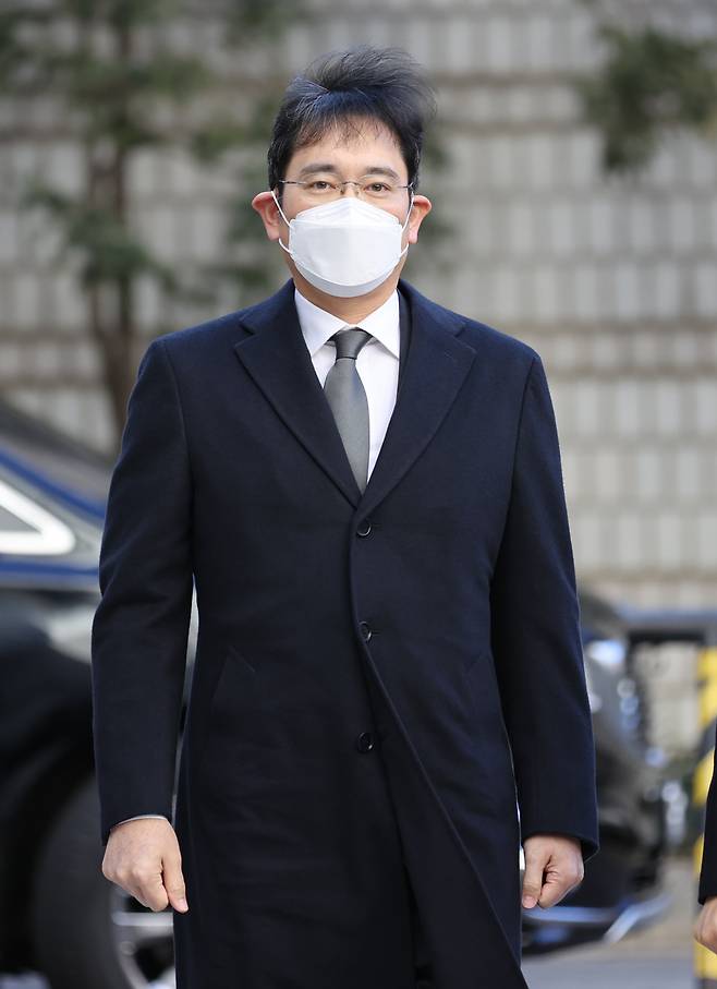 Samsung heir Lee Jae-yong arrives in Seoul High Court on Wednesday. (Yonhap)