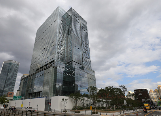 The new Big Hit Entertainment Headquarters building in Yongsan District, central Seoul, is currently undergoing construction. [YONHAP]